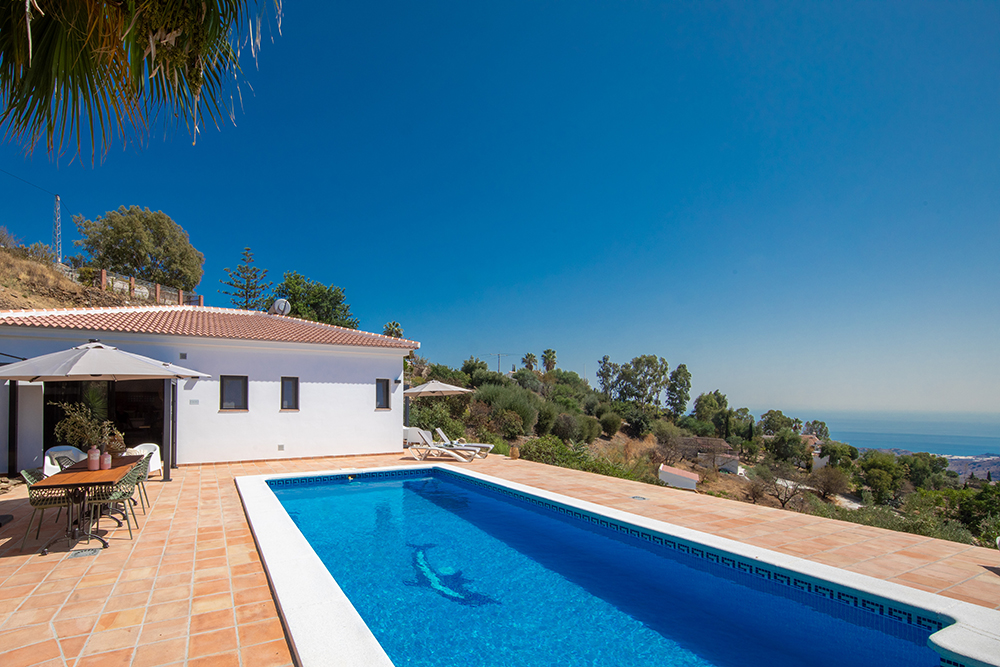 Casa Abajo in Competa, Andalusie, Spanje. Luxe vakantievilla met privezwembad en uitzicht over de Middellandse zee en bergen.