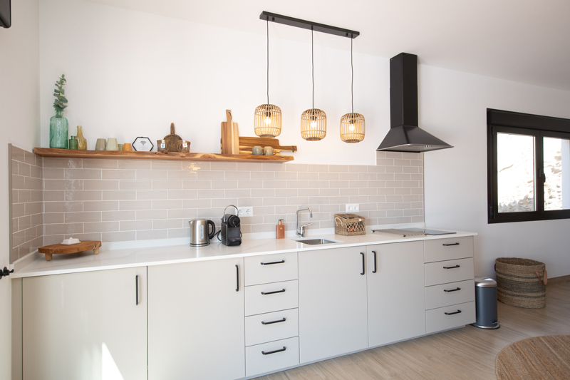 Keuken, Casa Abajo in Competa, Andalusie, Spanje. Luxe vakantievilla met privezwembad en uitzicht over de Middellandse zee en bergen.