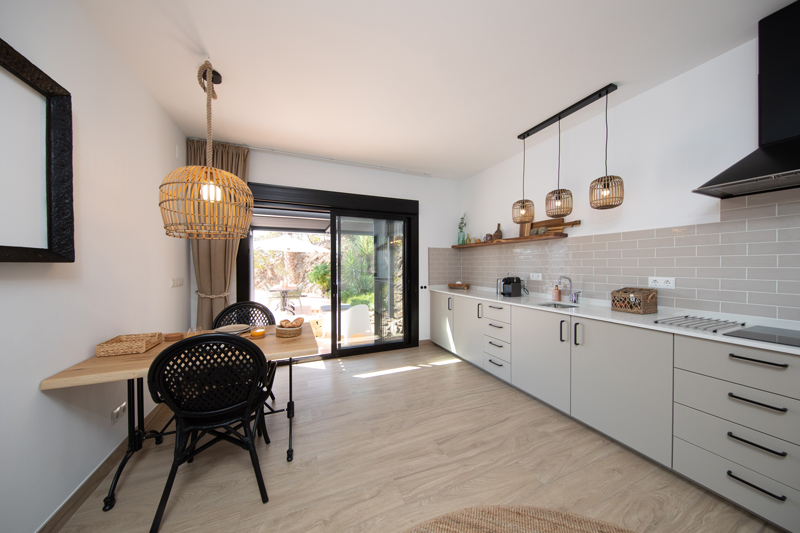 Keuken, Casa Abajo in Competa, Andalusie, Spanje. Luxe vakantievilla met privezwembad en uitzicht over de Middellandse zee en bergen.