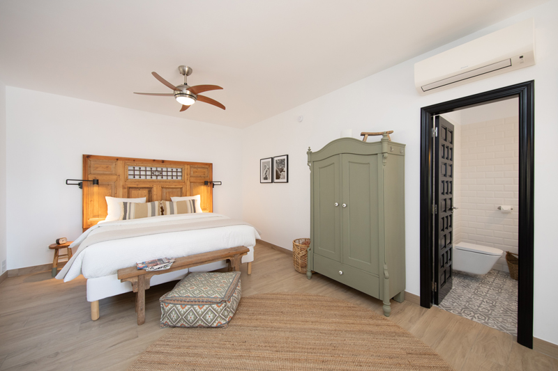 Bed, Casa Abajo in Competa, Andalusie, Spanje. Luxe vakantievilla met privezwembad en uitzicht over de Middellandse zee en bergen.