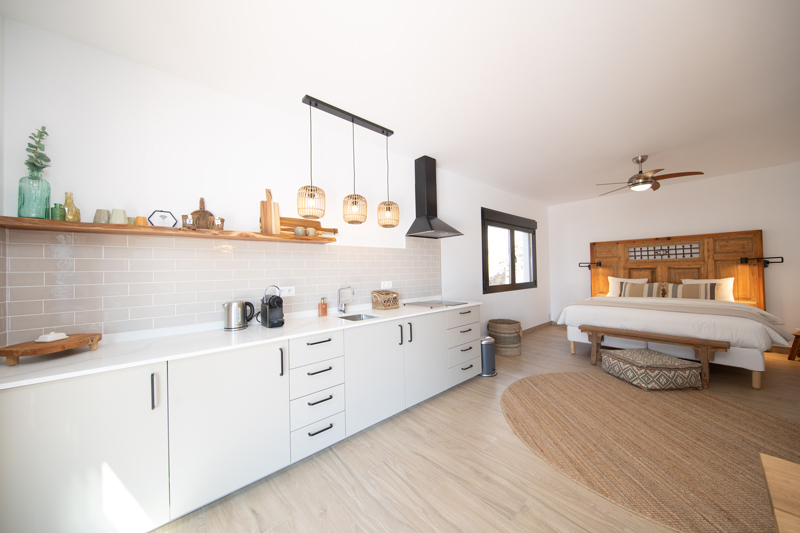 Keuken, Casa Abajo in Competa, Andalusie, Spanje. Luxe vakantievilla met privezwembad en uitzicht over de Middellandse zee en bergen.