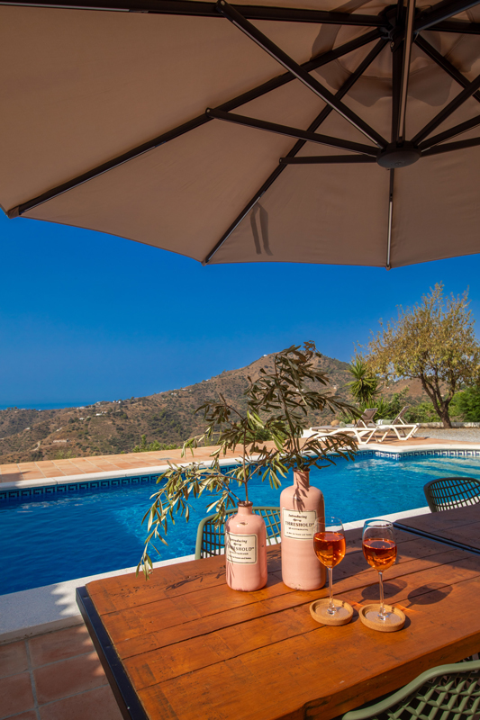 Casa Abajo in Competa, Andalusie, Spanje. Luxe vakantievilla met privezwembad en uitzicht over de Middellandse zee en bergen.