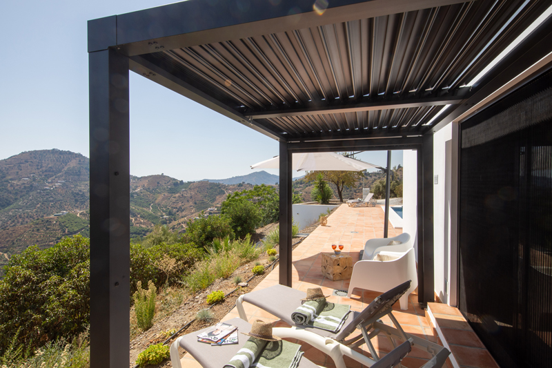 Casa Abajo in Competa, Andalusie, Spanje. Luxe vakantievilla met privezwembad en uitzicht over de Middellandse zee en bergen.