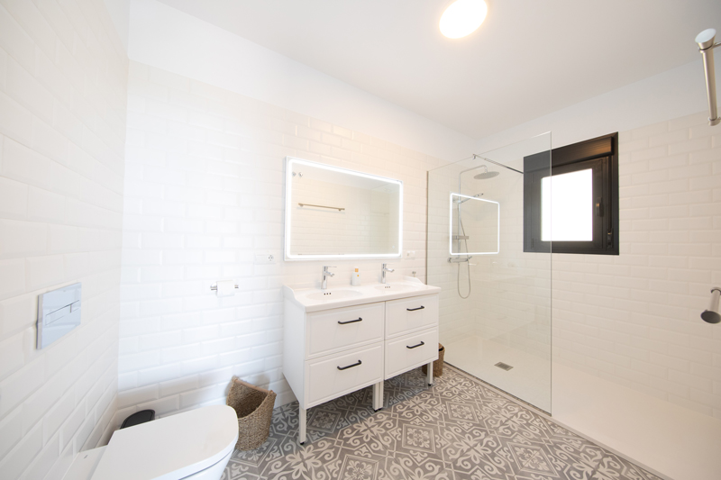 Badkamer, Casa Abajo in Competa, Andalusie, Spanje. Luxe vakantievilla met privezwembad en uitzicht over de Middellandse zee en bergen.