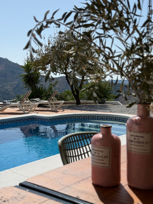 Zwembad, Casa Abajo in Competa, Andalusie, Spanje. Luxe vakantievilla met privezwembad en uitzicht over de Middellandse zee en bergen.