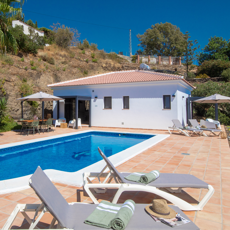 Casa Abajo in Competa, Andalusie, Spanje. Luxe vakantievilla voor 4 personen met privezwembad en uitzicht over de Middellandse zee en bergen.