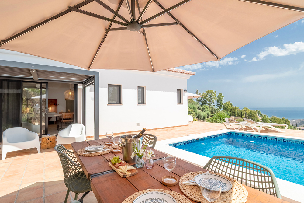 Casa Abajo in Competa, Andalusie, Spanje. Luxe vakantievilla met privezwembad en uitzicht over de Middellandse zee en bergen.